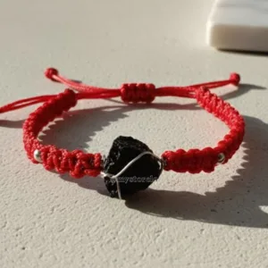 Pulsera dije de turmalina tejida hilo rojo
