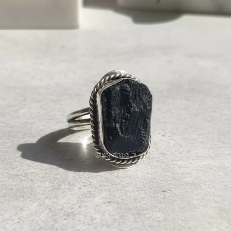Anillo Turmalina Negra Raw: Escudo y Elegancia Natural