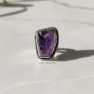 Anillo de amatista en piedra bruta